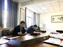 今年会jinnianhui官网领导为获奖学生写喜报